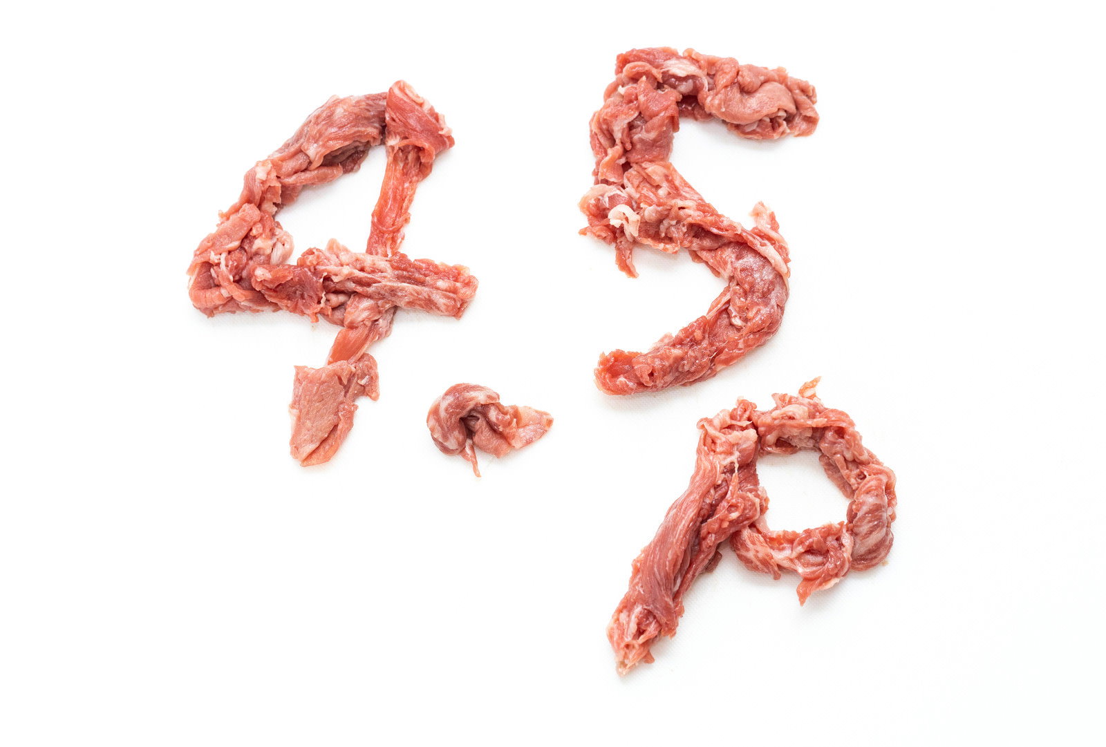 白い背景に牛肉の細切れ肉で作られた4.5pの文字