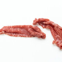 ツンツンした形の赤身牛肉の細切れ肉の写真