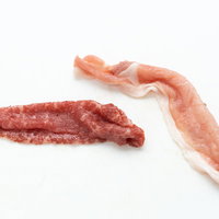 豚肉ロースと牛肉モモ肉の生肉の写真