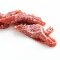 白い背景に広がるお肉びろーん 新鮮な牛肉細切れの写真