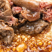 いい肉がぐつぐつ煮込まれるすき焼き、鉄鍋で甘辛く味わうの写真