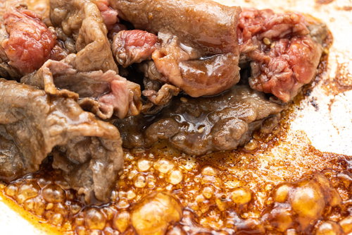 いい肉がぐつぐつ煮込まれるすき焼き、鉄鍋で甘辛く味わう