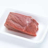 スーパーで購入した牛モモ肉のブロック肉の写真
