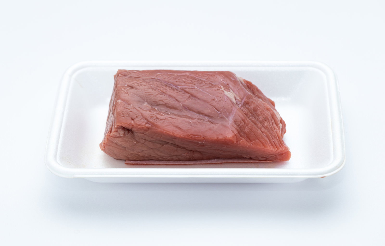 白いトレーに盛られた牛モモ肉のブロック肉