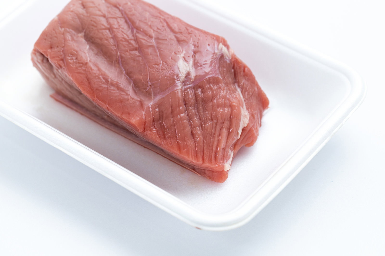 トレーに乗った牛もも肉のブロック