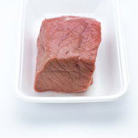 白いトレーに入ったモモ肉（280g）赤身肉ブロックの写真
