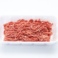 白い食品トレーに横向きに入った合挽肉のミンチの写真