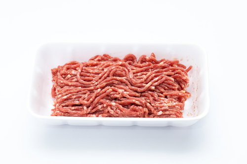 白い食品トレーに横向きに入った合挽肉のミンチ