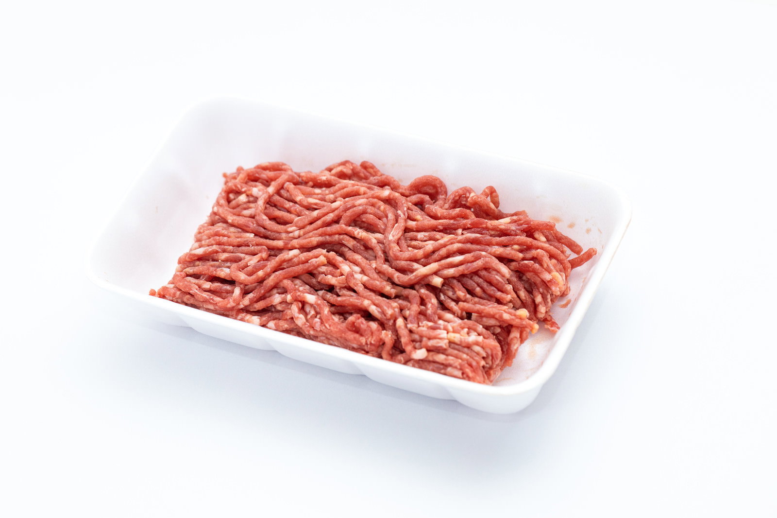 白いトレーに波状に盛られた赤い合挽肉