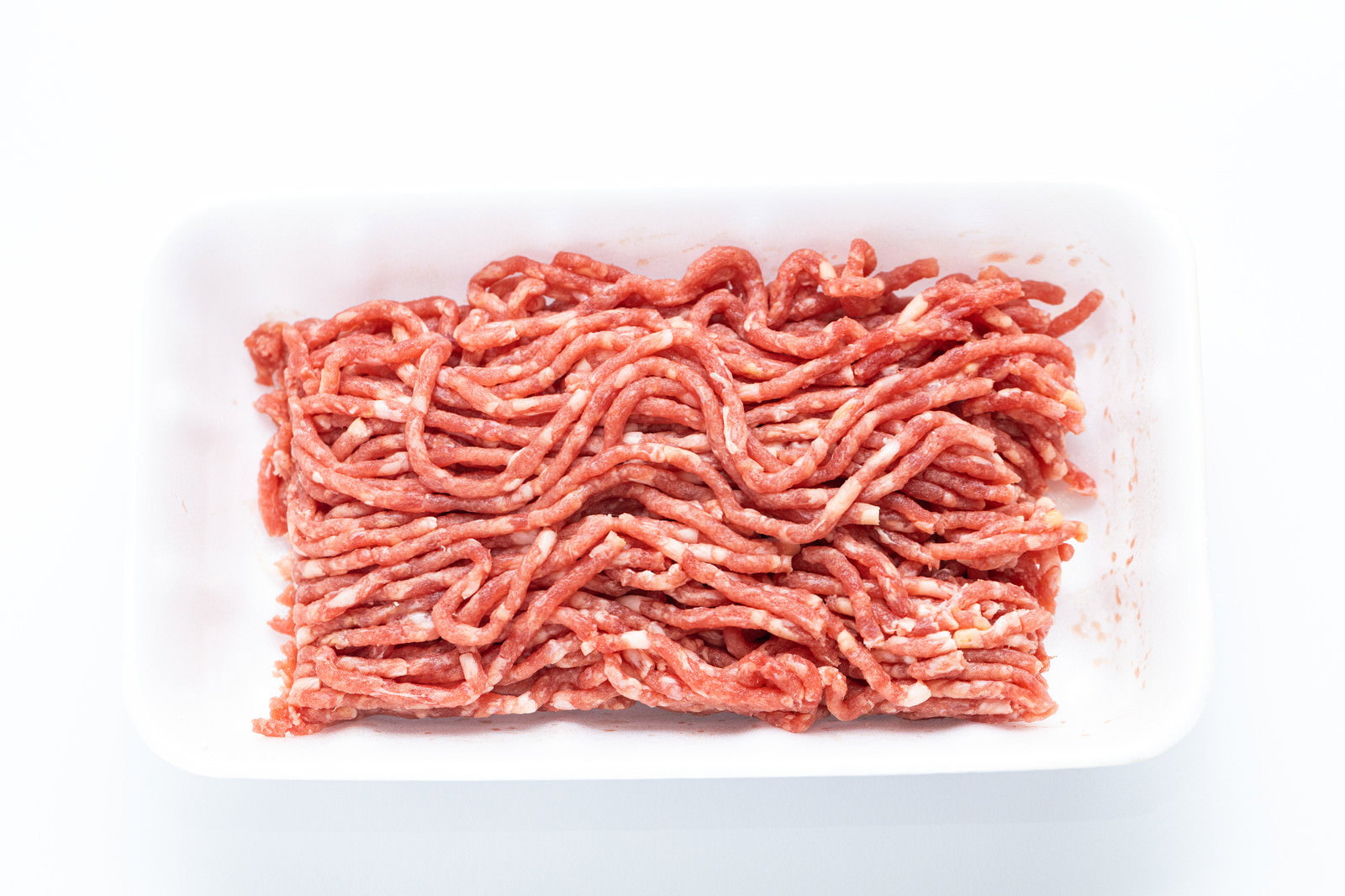 白い食品トレーに入った新鮮な合挽肉のアップ