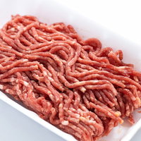 白い食品トレーに斜め向きにアップされた合挽肉の写真