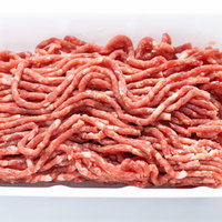 白いトレーに敷き詰められた横向きの合挽肉の写真
