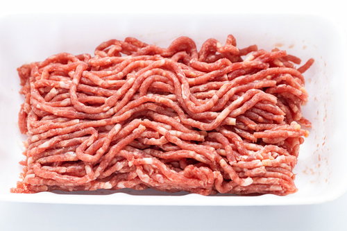 白いトレーに敷き詰められた横向きの合挽肉