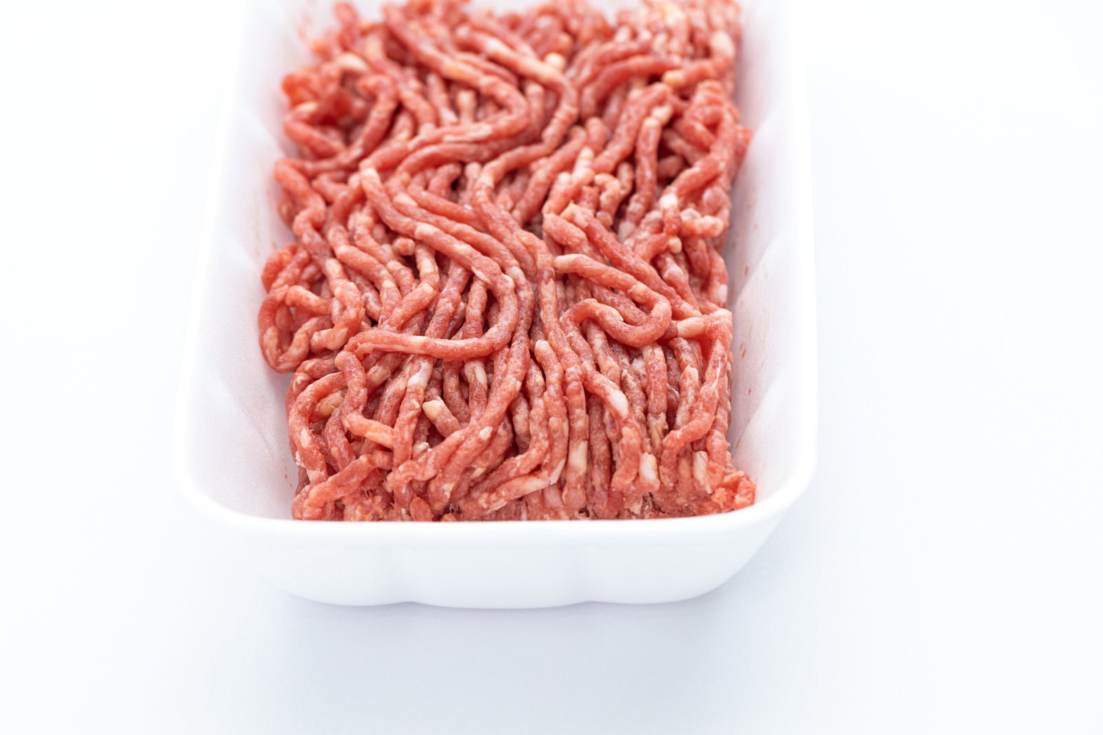 食品トレーに入った生の合挽肉