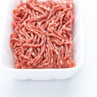 見切れた食品トレー入り合挽肉の写真