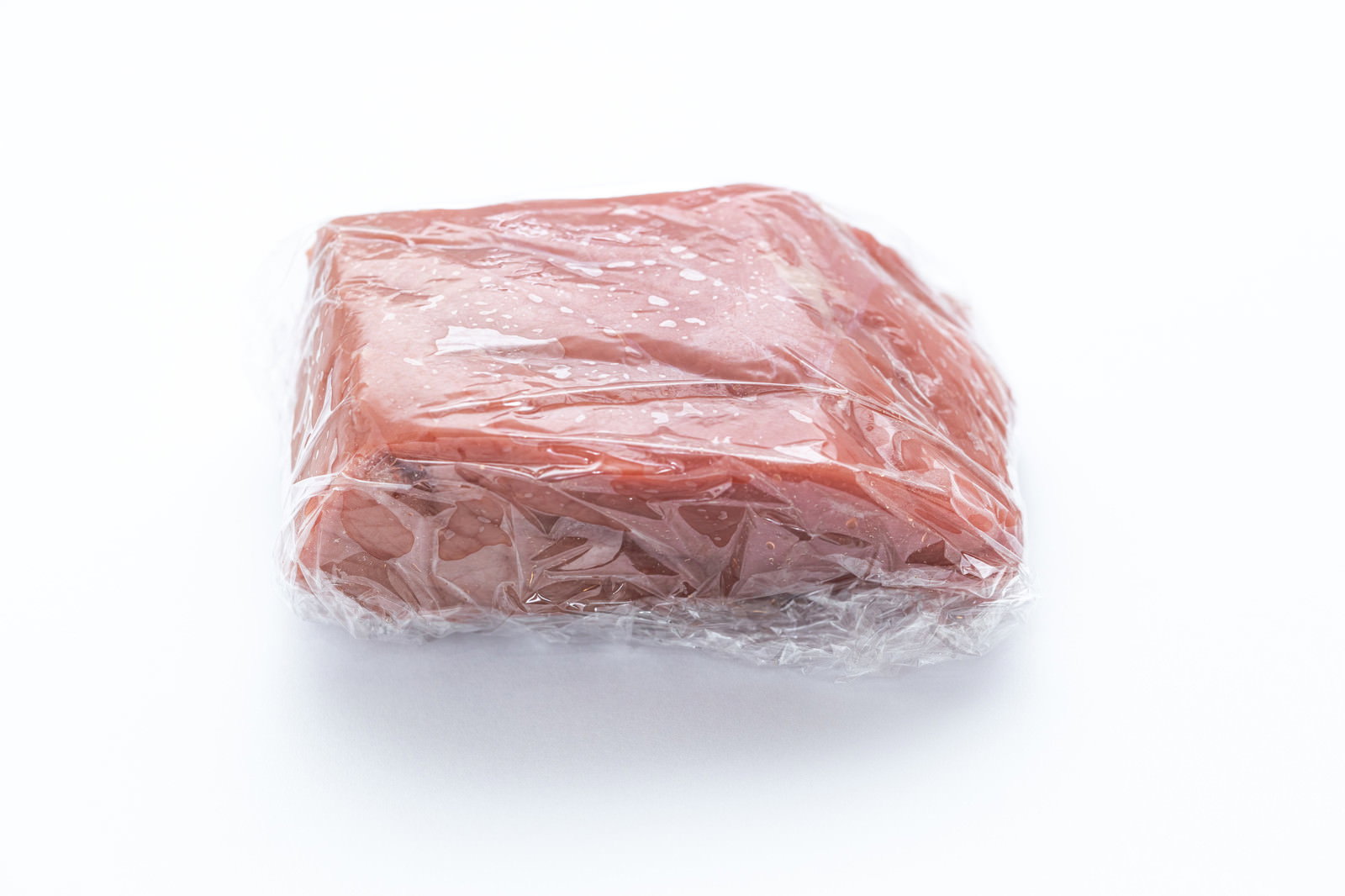 透明なラップフィルムで包装された牛肉のブロック肉