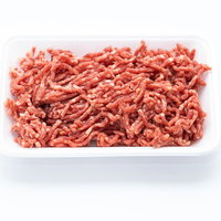 白いトレーに盛られた牛豚合挽肉（解凍）新鮮なミンチ肉の写真