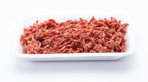 白い食品トレーにたっぷり入った合挽肉をご用意
