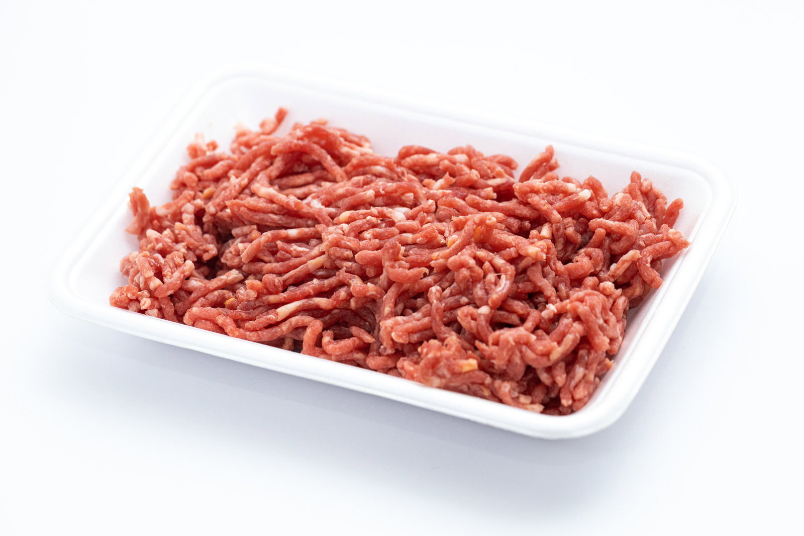 白いトレーに入った赤い合挽肉
