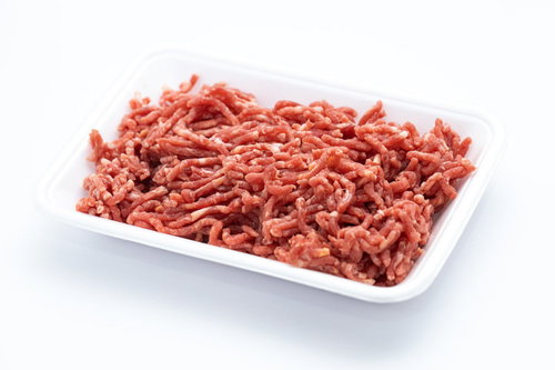 白いトレーに盛られた合挽肉の食品