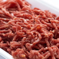 牛か豚かわからないミンチ肉のドアップの写真