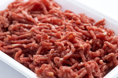 牛か豚かわからないミンチ肉のドアップ