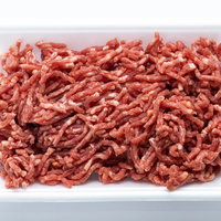 白いトレーに盛られたミンチ肉（牛・豚の合挽肉）の写真