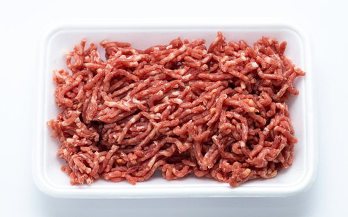 白いトレーに盛られたミンチ肉（牛・豚の合挽肉）
