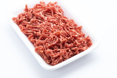 白い食品トレーに盛られた解凍したミンチ肉