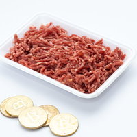 ビットコインで購入したミンチ肉をトレーに盛るの写真