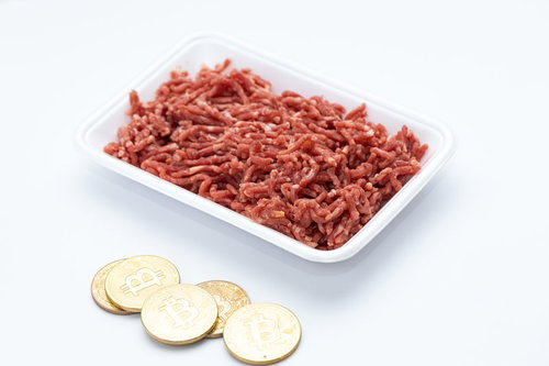 ビットコインで購入したミンチ肉をトレーに盛る