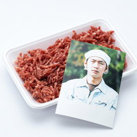 調理服姿の生産者とミンチ肉の生産現場の写真