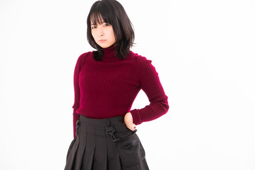 手を腰に当てて不機嫌な表情の女性ポーズ、赤いタートルネック着用