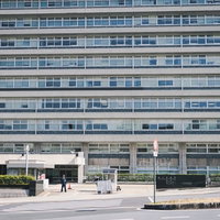 国土交通省の現代的な正面出入り口の写真