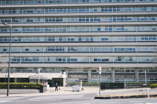 国土交通省の現代的な正面出入り口