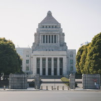 曇り空の下に立つ国会議事堂の正面の写真