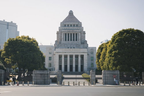 曇り空の下に立つ国会議事堂の正面