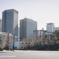 霞ヶ関の官公庁ビル街を遠くに見た東京の都市風景の写真