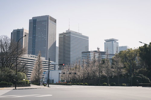 霞ヶ関の官公庁ビル街を遠くに見た東京の都市風景