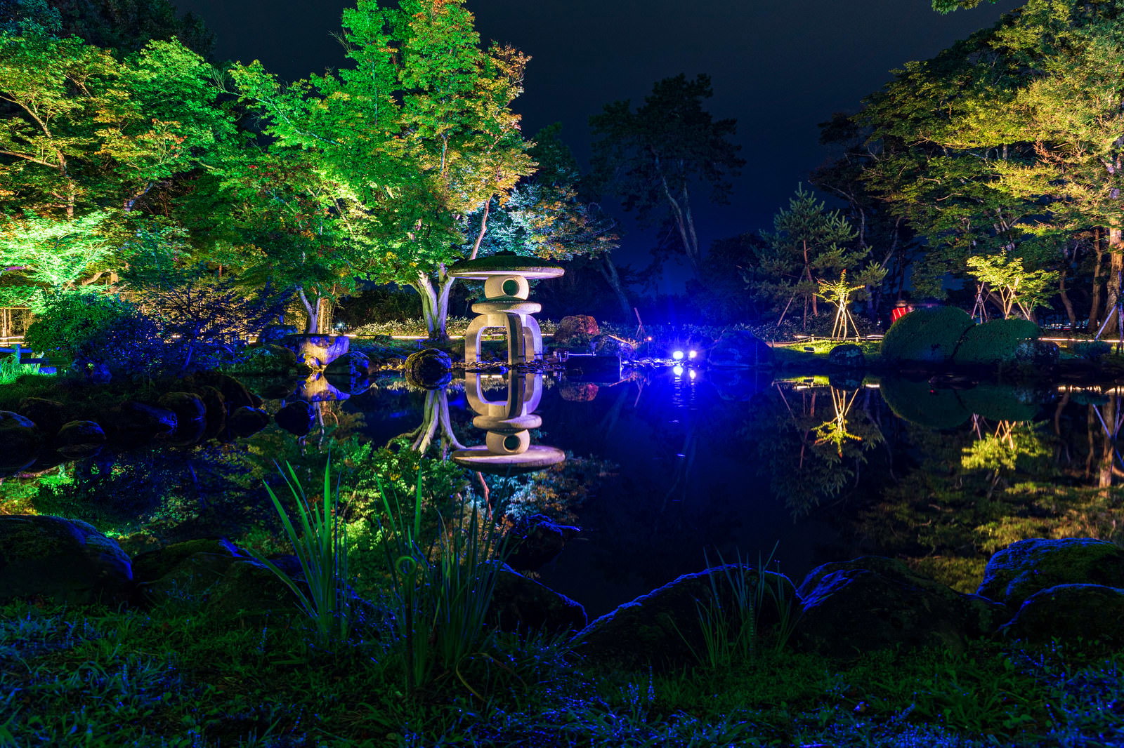 大仙市の旧池田邸がライトアップされ池の水面に反射している夜景