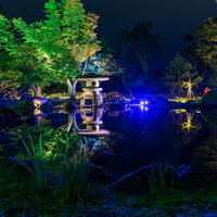 大仙市の東北３大地主・旧池田邸のライトアップと池の夜景の写真