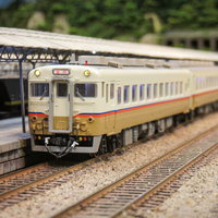 JR九州急行色のキハ58・65形気動車模型がホームに停車の写真