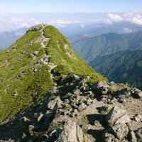 南アルプス塩見岳の稜線から西峰を見る雄大な景観の写真