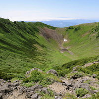 後志羊蹄山の火口・父釜の眺め 成層火山の雄大な景観の写真