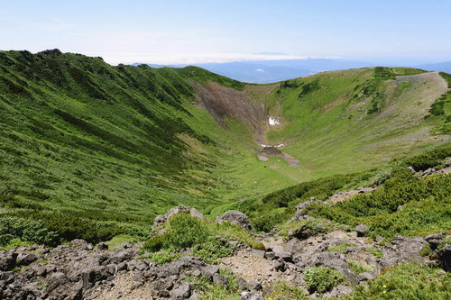 後志羊蹄山の火口・父釜の眺め 成層火山の雄大な景観