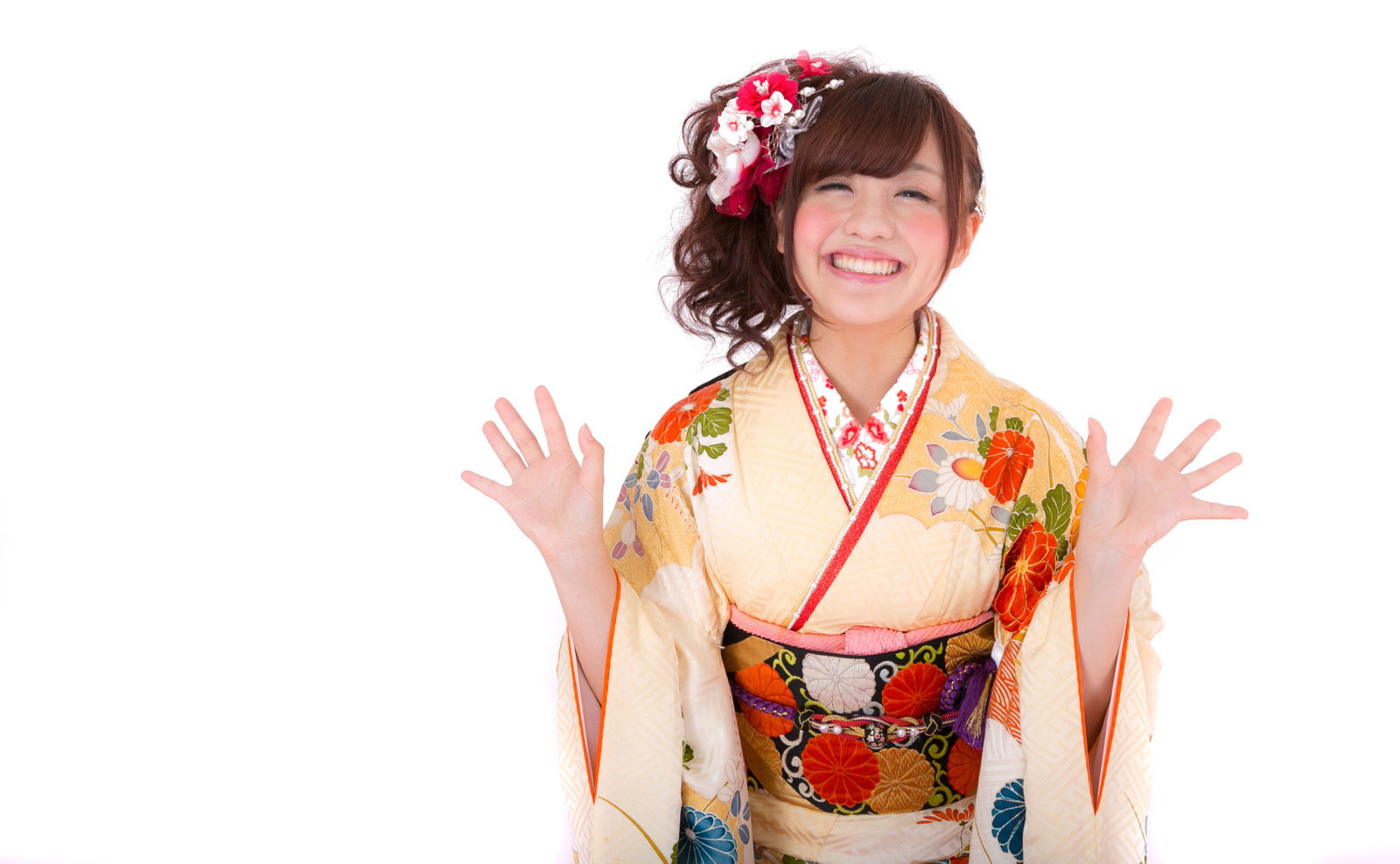 赤い振袖を着て髪飾りをつけた女性が笑顔で両手を上げている［モデル：河村友歌］