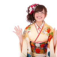 赤い振袖で笑顔のあけおめ着物女子 新年のお祝いの写真