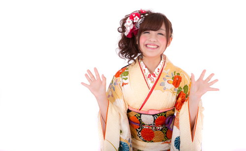 赤い振袖で笑顔のあけおめ着物女子 新年のお祝い