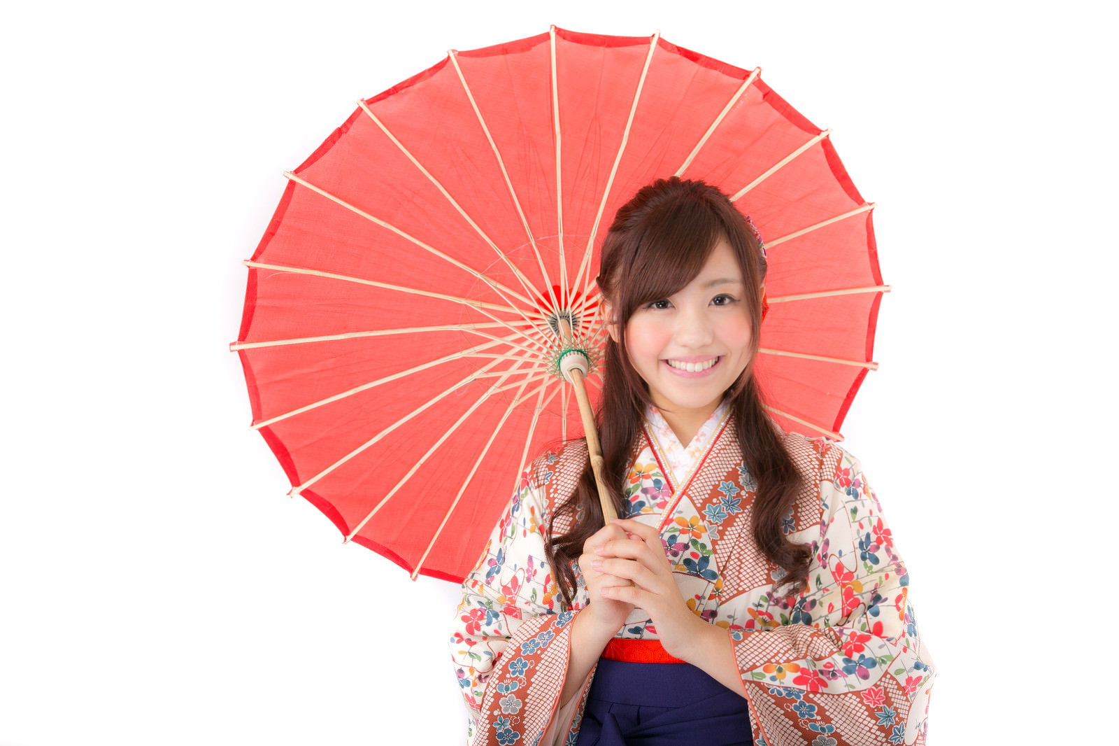 赤い和傘を持ち華やかな振袖を着て笑顔を見せる女性［モデル：河村友歌］