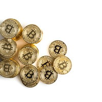 フォークに囲まれたビットコイン（BTC）のメダルの写真